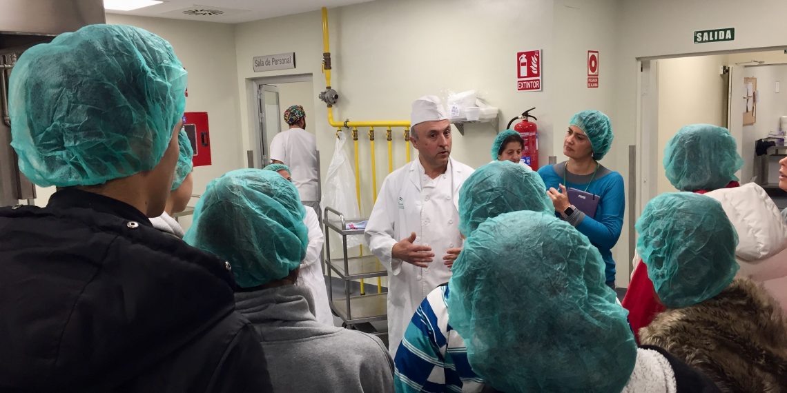 Alumnado del ciclo formativo de Formación Profesional Básica de Actividades Domésticas y Limpieza de Edificios visitan las instalaciones del Hospital de la Serranía de Ronda