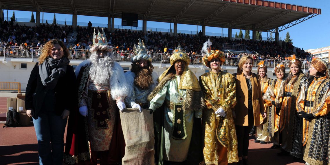 Cientos de niños y mayores dan la bienvenida a los Reyes Magos en la Ciudad Deportiva