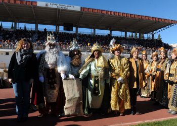 Cientos de niños y mayores dan la bienvenida a los Reyes Magos en la Ciudad Deportiva