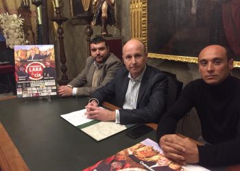 E l espectáculo de humor ‘Comandante Lara y Cía’ a beneficio de la hermandad de la Vera Cruz se celebra hoy 17 en el Teatro Municipal