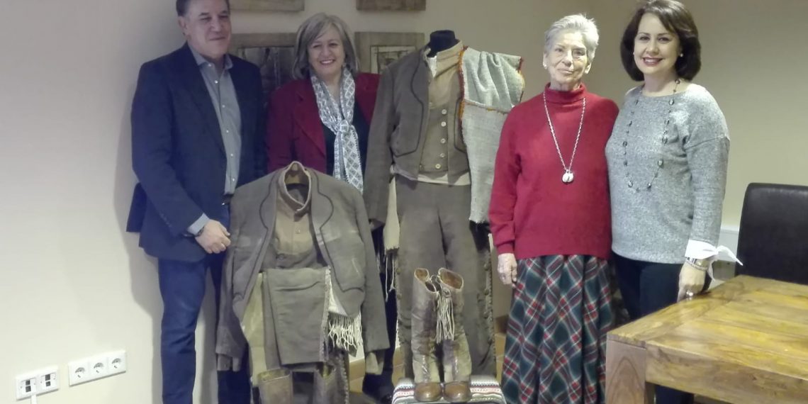 La familia de Álvaro de Luna cede dos trajes del personaje de ‘Algarrobo’ al Museo del Bandolero