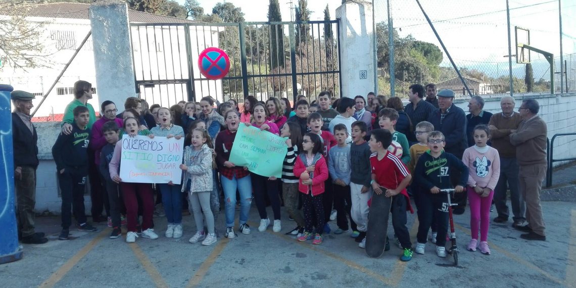 Vecinos de la pedanía de Los Prados muestran su malestar por el cierre de acceso al patio del colegio, lugar habitual de juego para los niños fuera del horario escolar