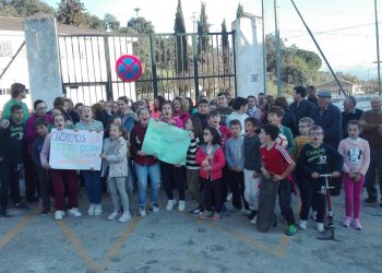 Vecinos de la pedanía de Los Prados muestran su malestar por el cierre de acceso al patio del colegio, lugar habitual de juego para los niños fuera del horario escolar