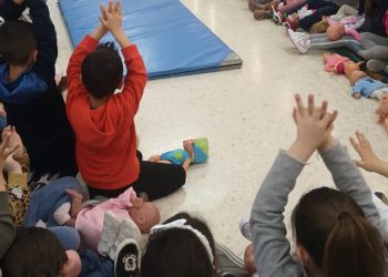 Profesionales de la Unidad de Gestión Clínica de Ronda Norte del Área Sanitaria Serranía de Málaga junto a alumnado de enfermería enseñan primeros auxilios a menores escolares