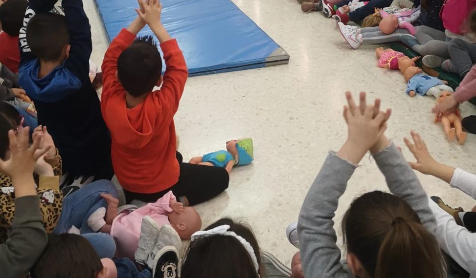 Profesionales de la Unidad de Gestión Clínica de Ronda Norte del Área Sanitaria Serranía de Málaga junto a alumnado de enfermería enseñan primeros auxilios a menores escolares