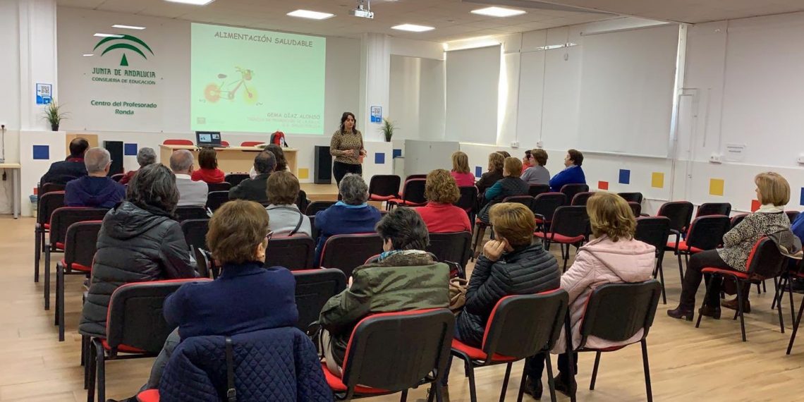 La Unidad de Salud Pública del Área Sanitaria Serranía enseña alimentación saludable a alumnado del centro de educación permanente
