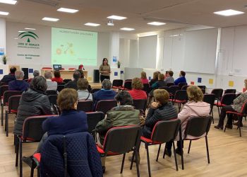 La Unidad de Salud Pública del Área Sanitaria Serranía enseña alimentación saludable a alumnado del centro de educación permanente