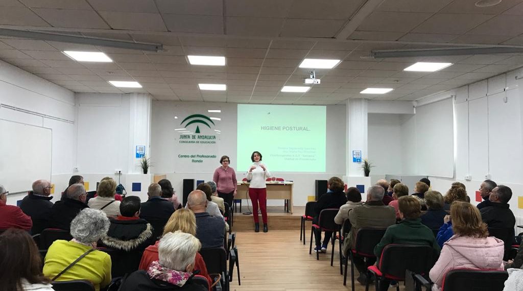 Fisioterapeutas del Área Sanitaria Serranía de Málaga ofrecen recomendaciones sobre higiene postural en el Centro de Educación Permanente de Ronda