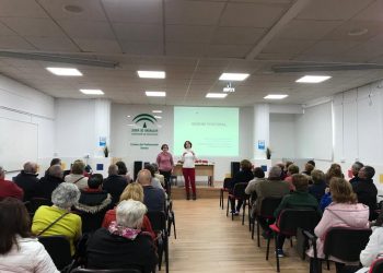 Fisioterapeutas del Área Sanitaria Serranía de Málaga ofrecen recomendaciones sobre higiene postural en el Centro de Educación Permanente de Ronda