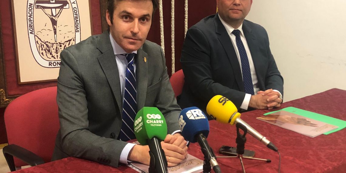 la Agrupación de Hermandades presenta la revista Mensaje cuya portada revela un detalle de la imagen de Nuestro Padre Jesús en su entrada triunfante en Jerusalén