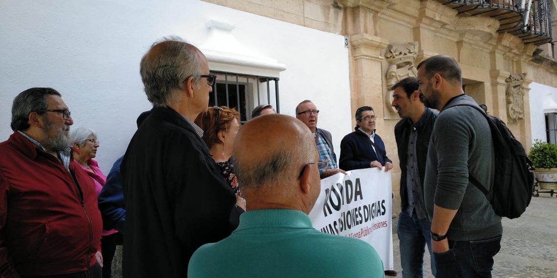 Unid@s Podemos recoge las reivindicaciones de la Plataforma en defensa de las Pensiones e informan sobre sus propuestas electorales