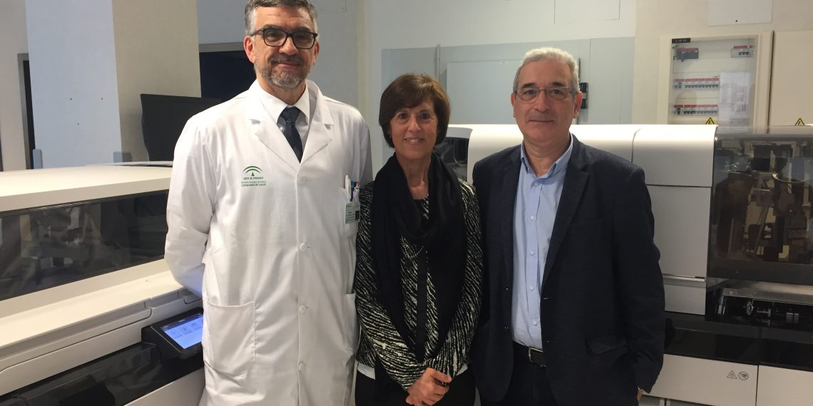 Responsables del laboratorio del Hospital Universitario de Vic visitan la Unidad de Laboratorios del Área Sanitaria Serranía de Málaga