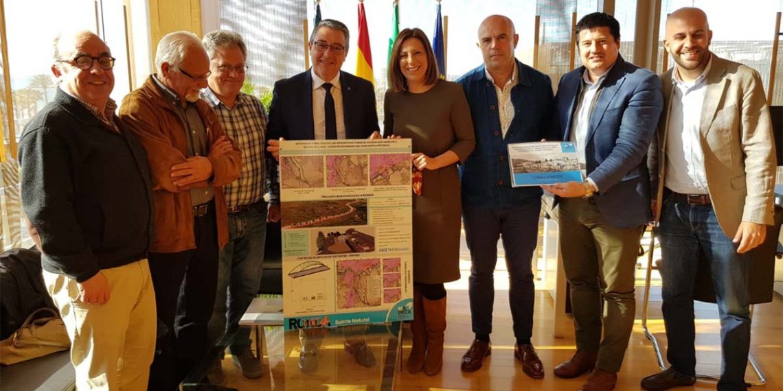 El presidente de la Diputación entrega a los miembros  del Pacto por la Movilidad Sostenible de Ronda el  proyecto del vial alternativo que permitirá mejorar el  tráfico en el casco urbano