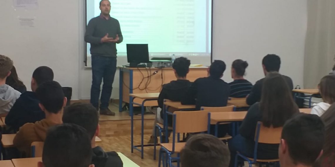 El delegado de Economía participa en una charla sobre los presupuestos en el I.E.S. ‘Pérez de Guzmán’