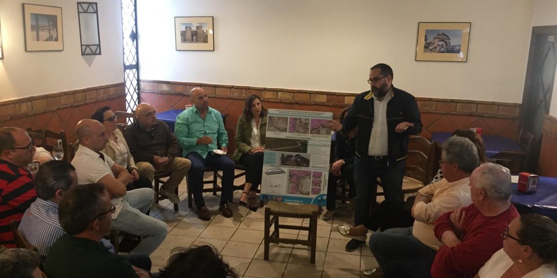 El PP explica a los vecinos del Barrio el proyecto del vial alternativo para el tráfico en el Puente Nuevo