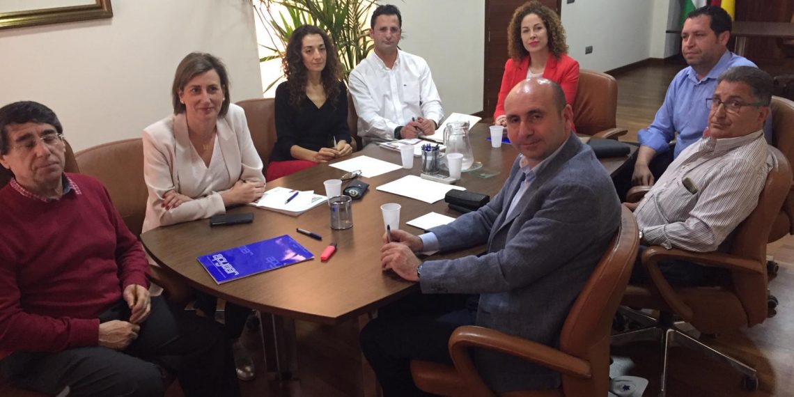 EL PSOE mantiene una reunión en Apymer para hablar del sector empresarial y del proyecto del Centro Comercial Abierto