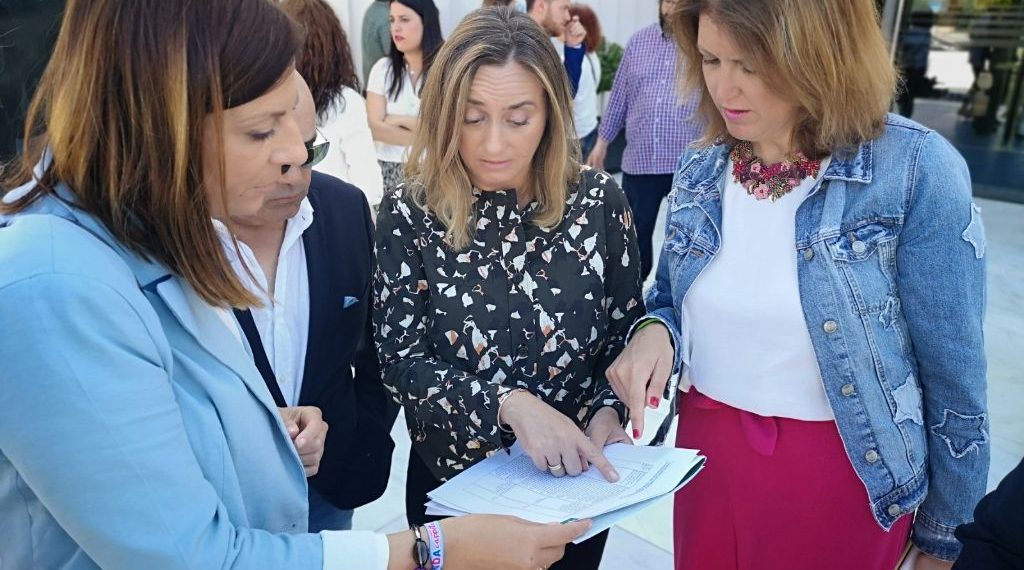 La consejera de Fomento expresa que la autovía entre Ronda y Málaga discurrirá por la carretera del Guadalhorce, donde próximamente se iniciará el desdoblamiento de la calzada