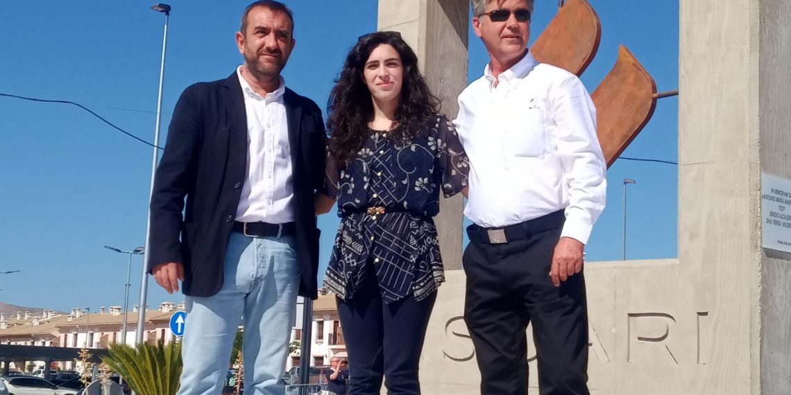 Ronda homenajea a Ascari Compromiso con un monolito en una de las rotondas de entrada a la ciudad