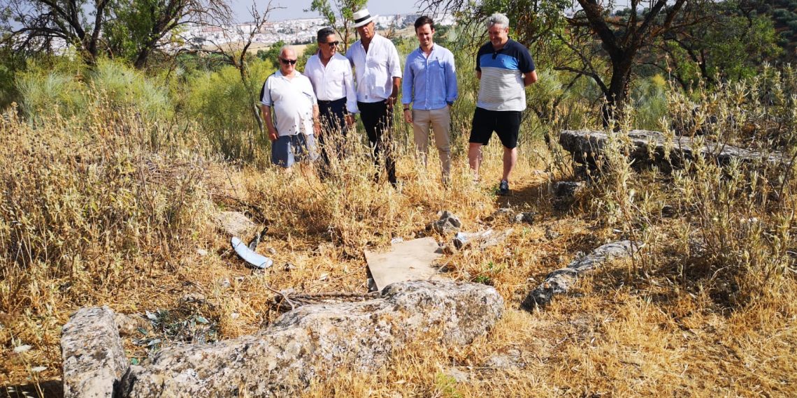 El delegado de Patrimonio Histórico visita la necrópolis megalítica de La Planilla