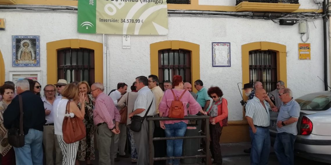 Colocan un mosaico en recuerdo a Cristóbal Aguilar en la fachada del CEIP Virgen de la Paz