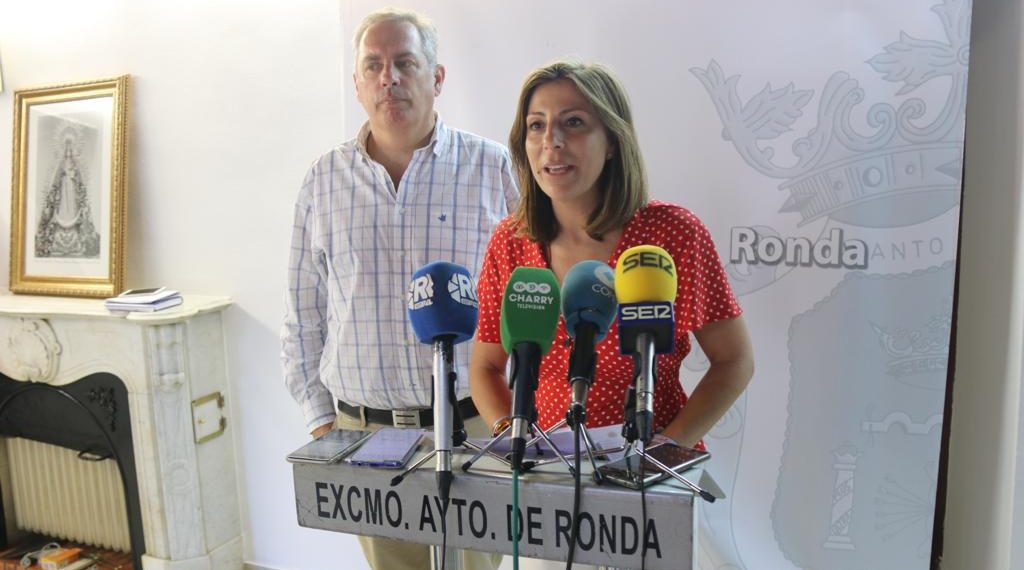 La alcaldesa de Ronda firma el decreto con el reparto con el reparto de las diferentes responsabilidades municipales