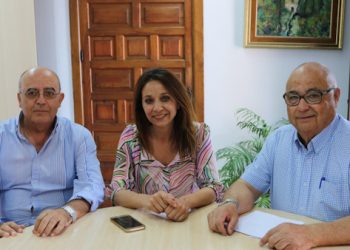 La delegada de Fiestas se reúne con la Peña Flamenca de Ronda para perfilar el Festival de Cante Grande 2019