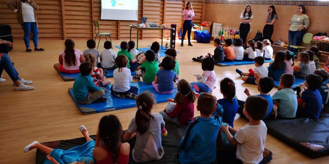 Profesionales del centro de salud Ronda Norte del Área Sanitaria Serranía de Málaga y estudiantes de enfermería realizan dos nuevos talleres de soporte vital para escolares
