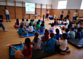 Profesionales del centro de salud Ronda Norte del Área Sanitaria Serranía de Málaga y estudiantes de enfermería realizan dos nuevos talleres de soporte vital para escolares