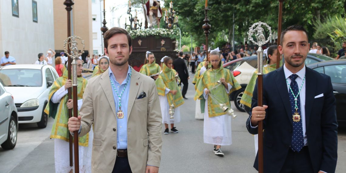 La imagen de San Cristóbal, Patrón de Ronda, procesiona por las calles de la ciudad acompañada de numeroso fieles