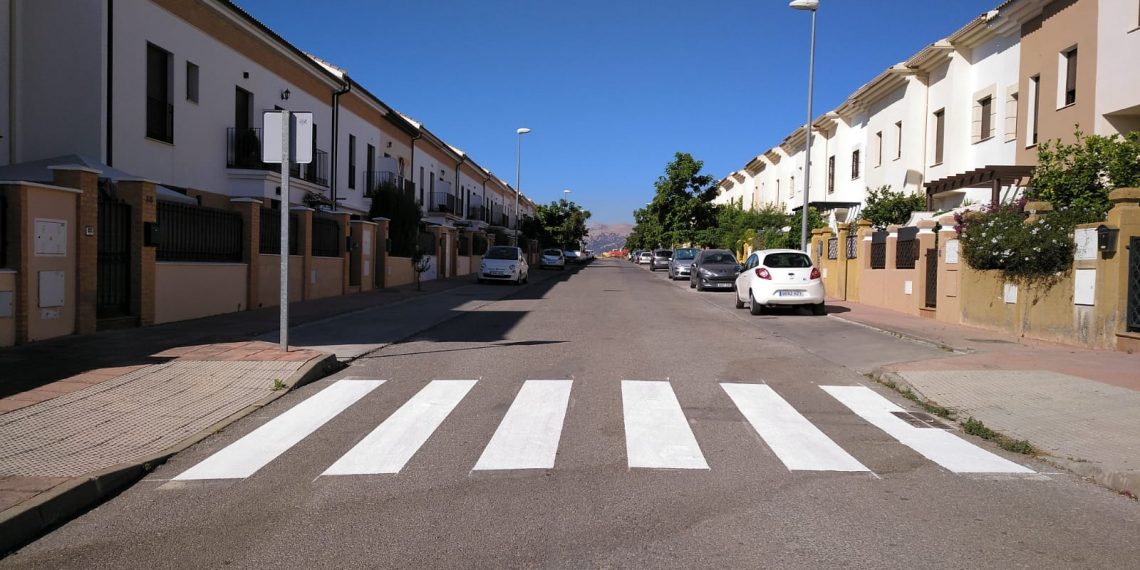 EL AYUNTAMIENTO PROCEDE AL PINTADO DE CUARENTA PASOS DE PEATONES EN LA BARRIADA DE LA CRUZ DE SAN JORGE