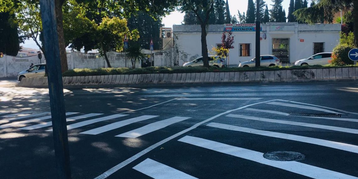 EL AYUNTAMIENTO FINALIZA EL REPINTADO DE CUARENTA PASOS DE PEATONES EN LA BARRIADA DE LA CRUZ DE SAN JORGE