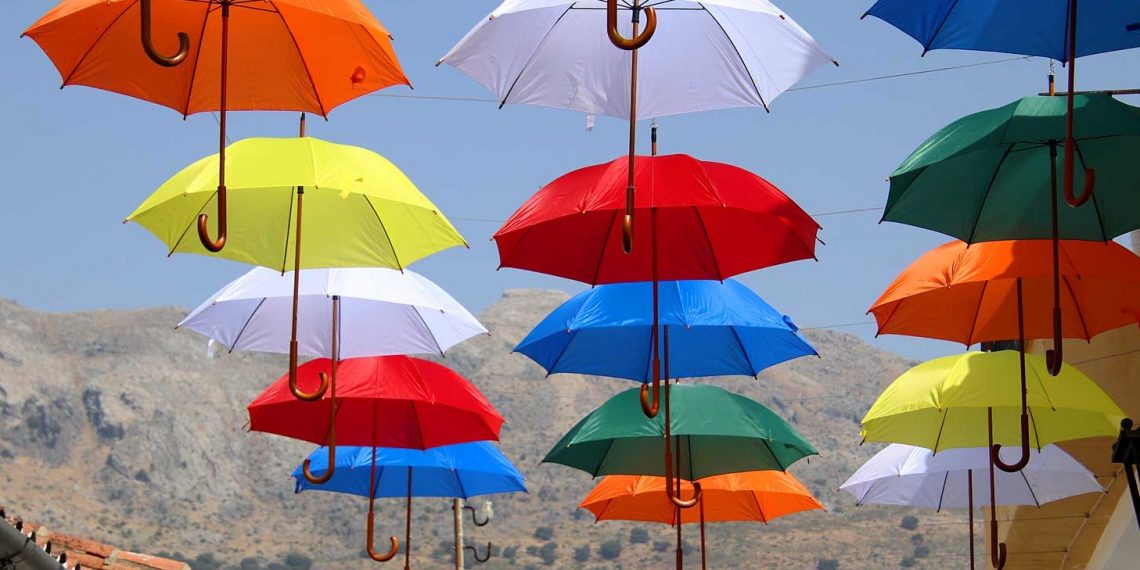 Jimera de Líbar cambia los farolillos por cientos de paraguas para sus fiestas