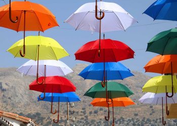 Jimera de Líbar cambia los farolillos por cientos de paraguas para sus fiestas