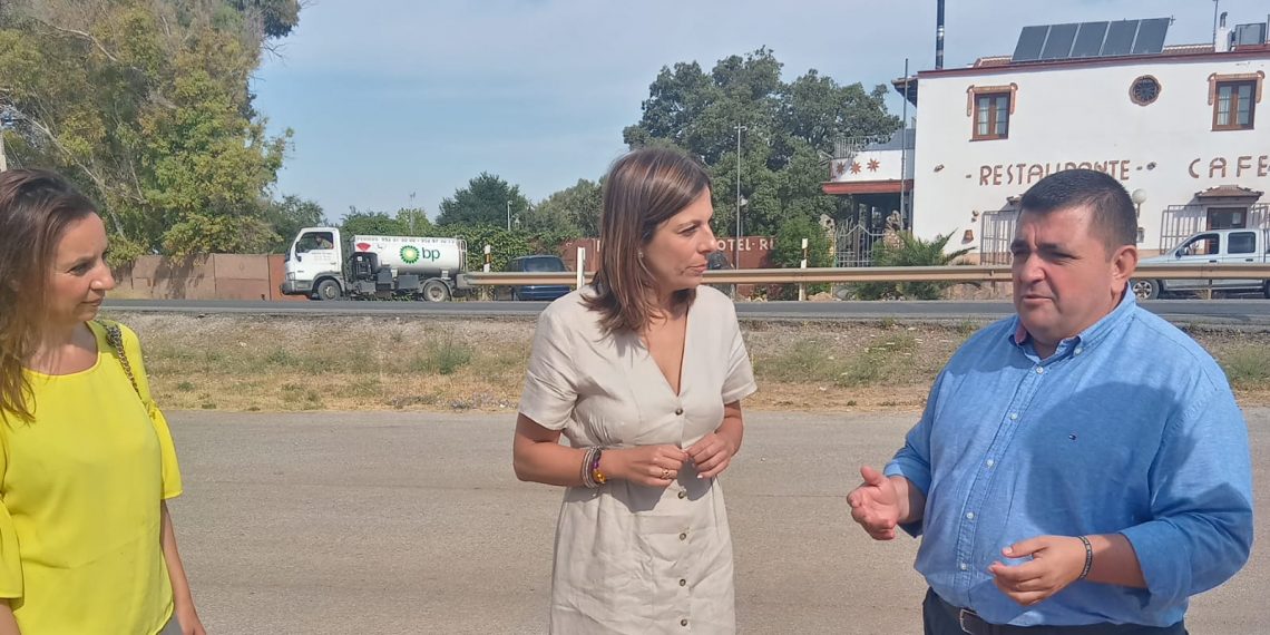 Junta y Ayuntamiento estudiarán una nueva incorporación para la salida de vehículos de la Urbanización de Los Pinos