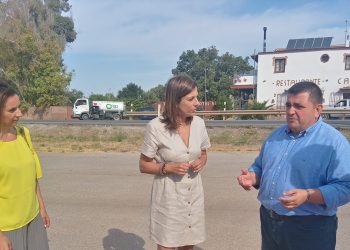 Junta y Ayuntamiento estudiarán una nueva incorporación para la salida de vehículos de la Urbanización de Los Pinos