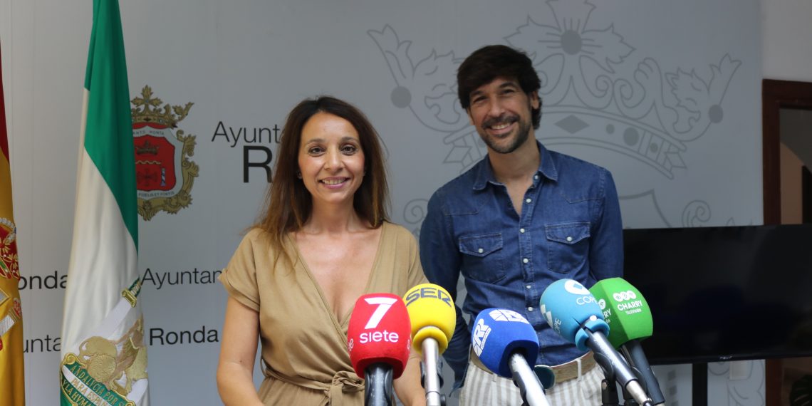 LA DELEGACIÓN DE FIESTAS PRESENTA EL CONCIERTO QUE MANUEL LOMBO OFRECERÁ EN RONDA EL PRÓXIMO 4 DE SEPTIEMBRE