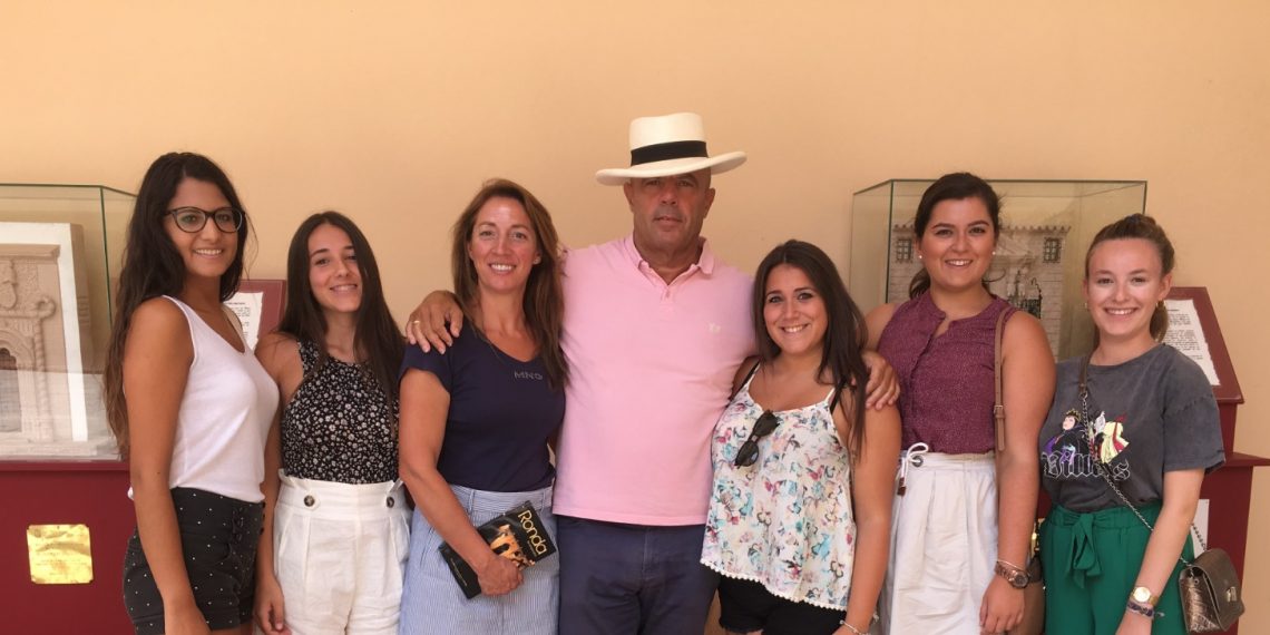 LA PRESIDENTA Y DAMAS GOYESCAS RECIBEN FORMACIÓN SOBRE ASPECTOS COMO HISTORIA DE RONDA, PROTOCOLO O TAUROMAQUIA