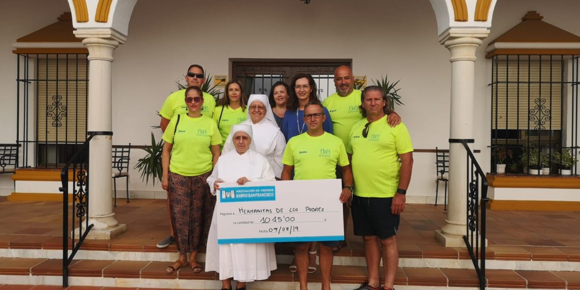 LA AA.VV. DE SAN FRANCISCO ENTREGA A LAS HERMANITAS DE LOS POBRES LA RECAUDACIÓN DE LA VERBENA CELEBRADA EN JULIO