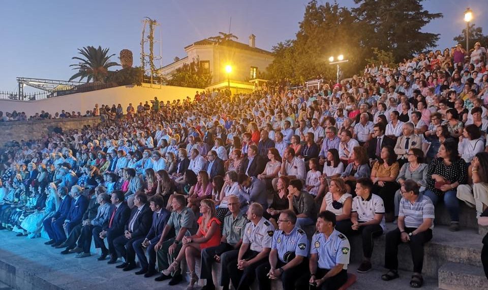CÉSAR CADAVAL FIRMA UN EMOCIONANTE Y DIVERTIDO PREGÓN DE FERIA EN UN ACTO QUE CONTÓ CON MASIVA PRESENCIA DE PÚBLICO