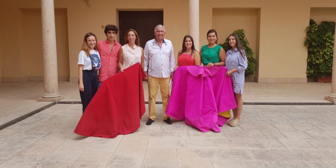 LA PRESIDENTA Y LAS DAMAS GOYESCAS RECIBEN UN CURSO DE FORMACIÓN SOBRE TODO LO RELACIONADO CON LA TAUROMAQUIA
