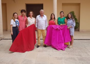 LA PRESIDENTA Y LAS DAMAS GOYESCAS RECIBEN UN CURSO DE FORMACIÓN SOBRE TODO LO RELACIONADO CON LA TAUROMAQUIA