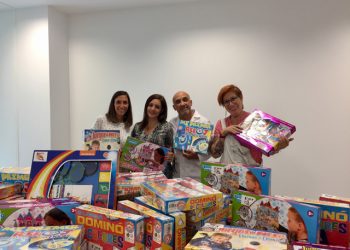 La asociación AYUCA entrega material didáctico y recreativo para la ludoteca del Hospital de la Serranía de Ronda