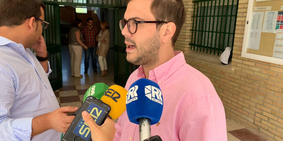 El delegado de Educación visita el Colegio Virgen de la Cabeza con motivo del inicio de curso