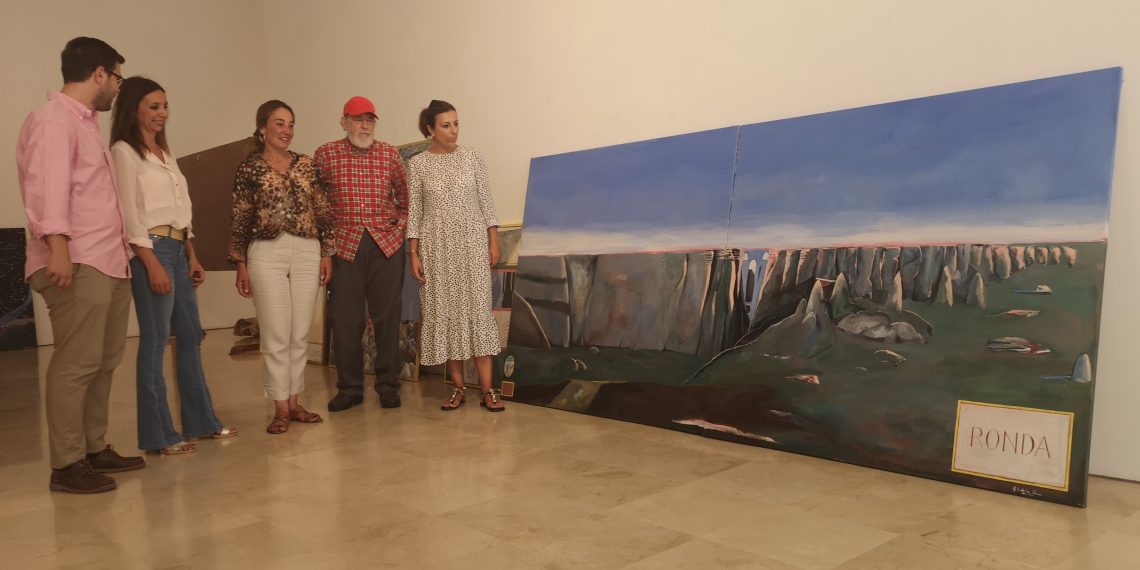 El Ayuntamiento recibe los cuadros donados por González de la Torre