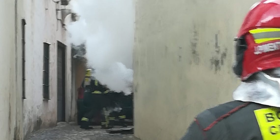 Policía Local y bomberos sofocan un incendio en  un  cuadro  eléctrico  que  ha  dejado  sin  luz a buena parte del casco histórico