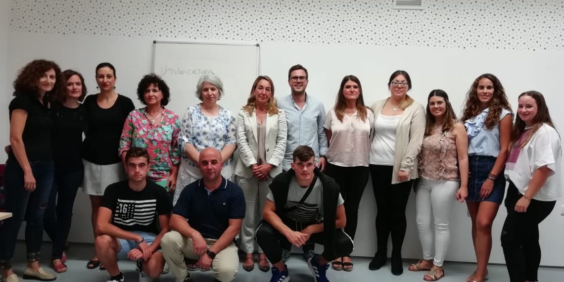 Los delegados de Turismo y Educación dan la bienvenida a los alumnos del grado superior de FP dual de vitivinicultura del IES Pérez de Guzmán