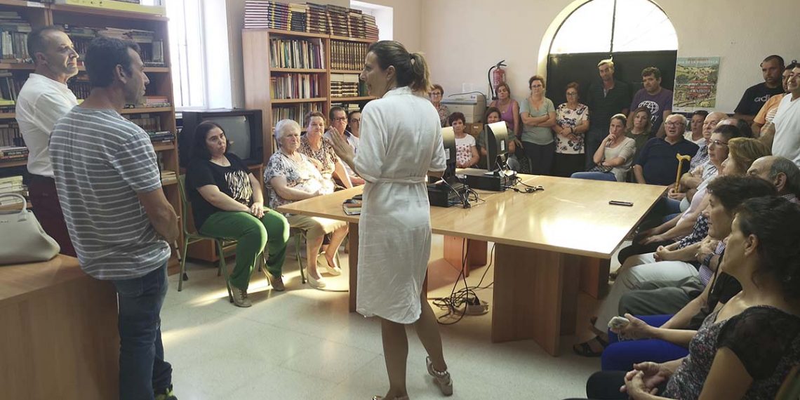 La alcaldesa mantiene una reunión con los vecinos de Los Prados para presentar al nuevo alcalde pedáneo y escuchar sus peticiones