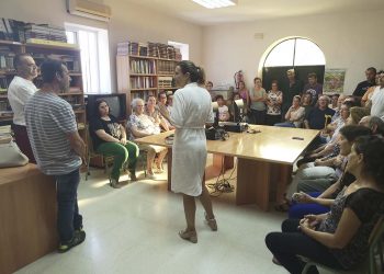 La alcaldesa mantiene una reunión con los vecinos de Los Prados para presentar al nuevo alcalde pedáneo y escuchar sus peticiones