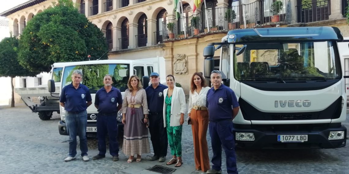 EL AYUNTAMIENTO PRESENTA TRES NUEVOS VEHÍCULOS QUE RENOVARÁN LA FLOTA DE LOS SERVICIOS OPERATIVOS MUNICIPALES