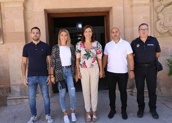 LA ALCALDESA RECIBE A LOS TRES NUEVOS POLICÍA LOCALES EN PRÁCTICAS QUE AHORA INICIARÁN EL CURSO DE FORMACIÓN EN LA ESPA